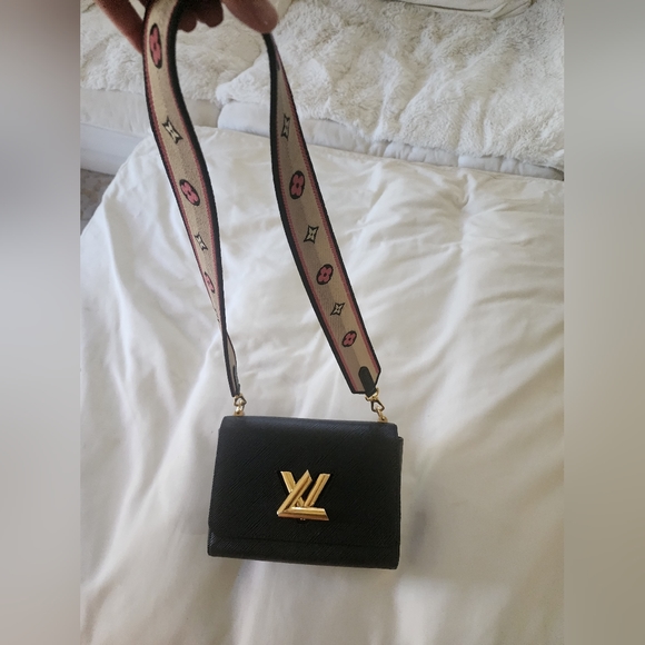 Louis Vuitton Twist MM purse - Picture 2 of 9